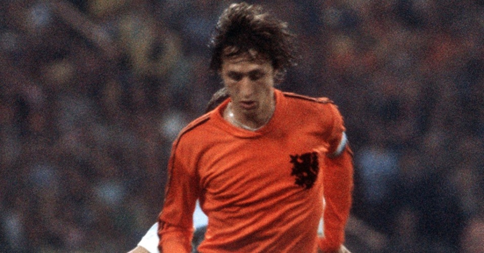 Johan Cruyff, da Holanda, domina a bola durante a final da Copa do Mundo de 1974, contra a Alemanha Ocidental, em Munique