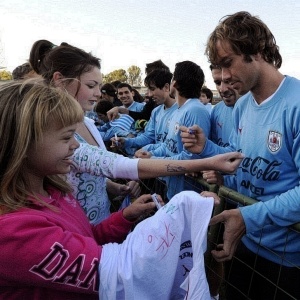 Lugano e outros jogadores do Uruguai distribuem autgrafos no ltimo contato com os torcedores