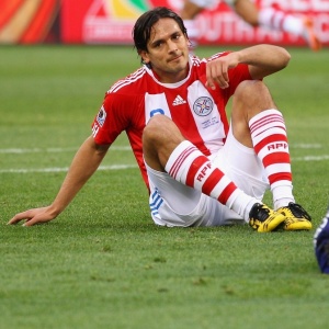Roque Santa Cruz, esperana de gols da seleo paraguaia, ainda no mostrou bom futebol na Copa
