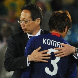 Takeshi Okada consola Komano, que perdeu o pnalti na eliminao do Japo contra o Paraguai