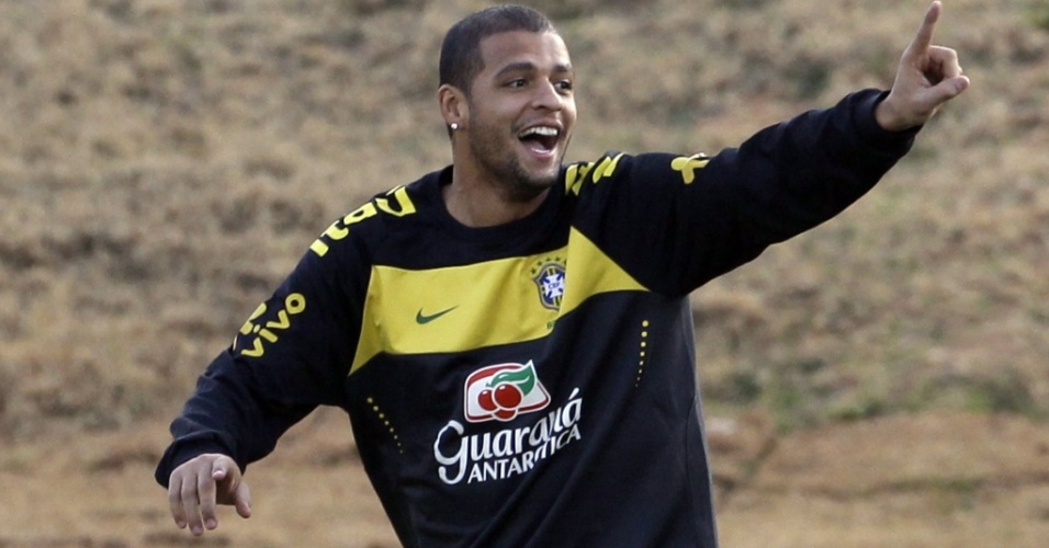 Felipe Melo se recupera de lesão no tornozelo e volta a treinar com a seleção brasileira