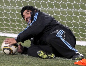 Maradona brinca de goleiro em treino da Argentina, mas no d indcio de quem enfrentar a Alemanha 