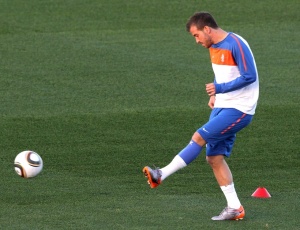 Van der Vaart treina com a seleo holandesa na vspera da partida decisiva contra o Brasil