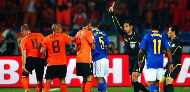 Árbitro Yuichi Nishimura expulsou Felipe Melo na derrota do Brasil para a Holanda na Copa de 2010