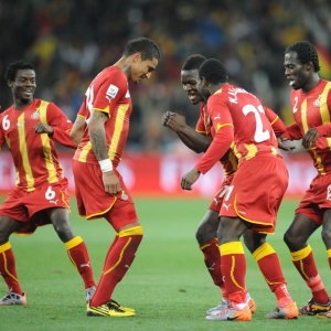 Jogadores de Gana danam em campo para comemorar o gol de Muntari contra o Uruguai