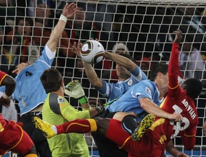 Luis Suarez tira bola com a mo no ltimo lance da prorrogao entre Uruguai e Gana