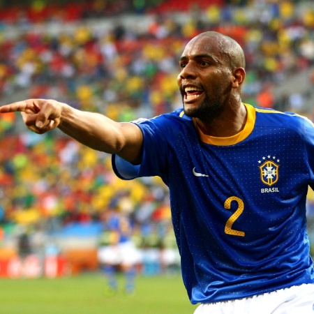 Maicon reclama na partida entre Brasil e Holanda - Getty Images