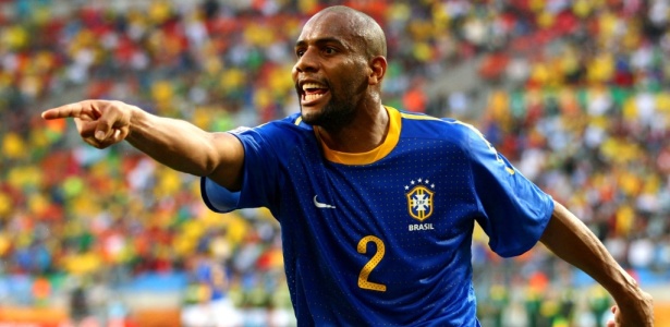 Maicon duranta partida da seleção brasileira na Copa do Mundo de 2010 - Getty Images