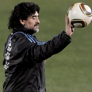 Maradona aumentou a polmica em relao a Pel aps ter sido criticado como tcnico pelo brasileiro