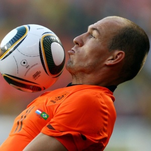 Robben encara a Jabulani no jogo Brasil x Holanda; atacante preocupa tcnico uruguaio