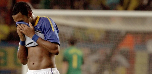 Robinho chora após eliminação do Brasil em derrota para a Holanda, em 2010