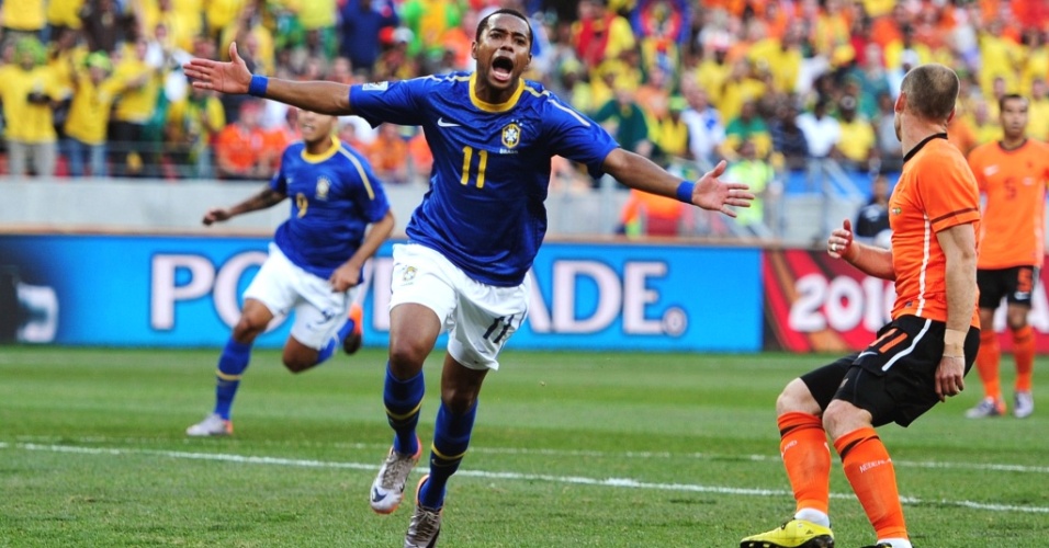 Robinho corre para comemorar o primeiro gol do Brasil