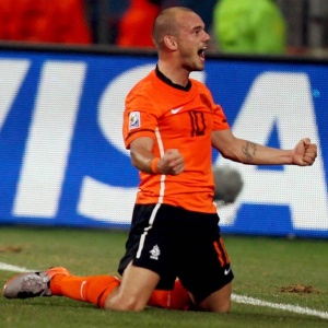 Meia Wesley Sneijder comemora aps marcar o segundo gol na vitria da Holanda sobre o Brasil