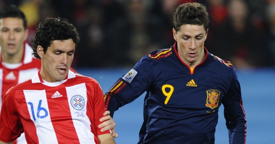 Fernando Torres (d), da Espanha, disputa a bola com o paraguaio Cristian Riveros