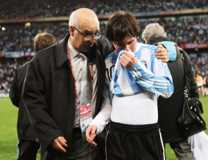 Lionel Messi  consolado ao sair de campo aps a humilhante derrota da Argentina para a Alemanha