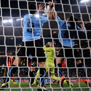 Luis Suarez coloca a mo na bola para evitar gol da seleo ganense, comete pnalti e  expulso