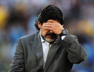 Imprensa argentina aponta indcios de que Maradona pode continuar como treinador da seleo para a Copa de 2014