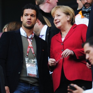 Ballack e Angela Merkel, chanceler da Alemanha, assistem  goleada alem sobre a Argentina