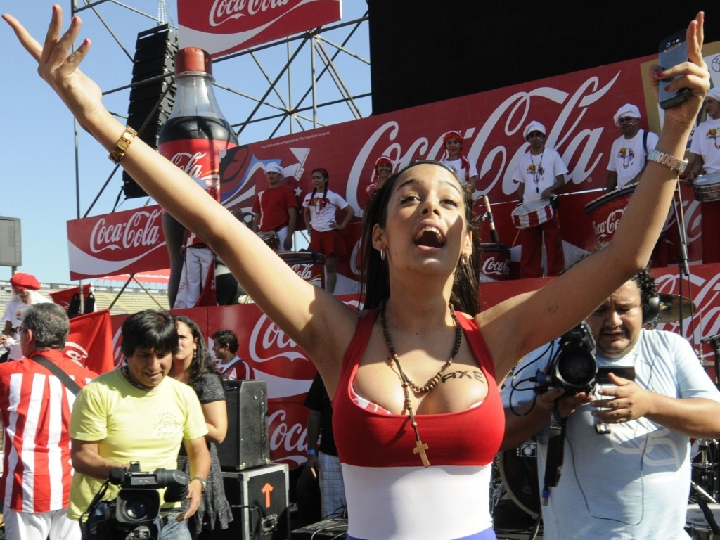 Modelo Larissa Riquelme torce pela seleção paraguaia