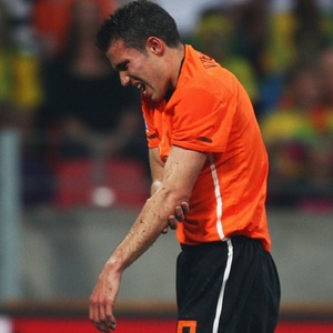 Atacante Van Persie saiu com cotovelo machucado na partida contra o Brasil e ainda sofre com dores