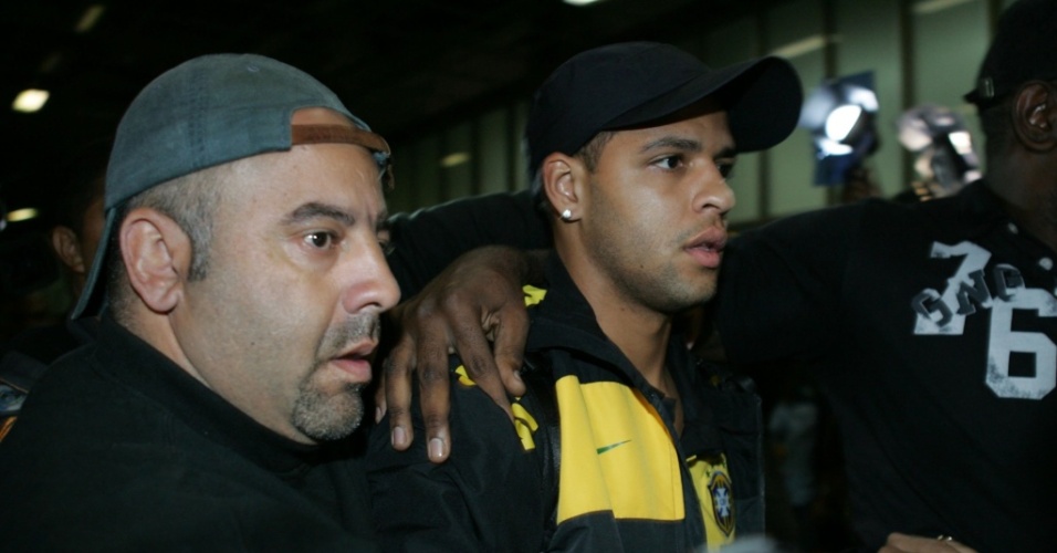 Felipe Melo deixa aeroporto sem falar