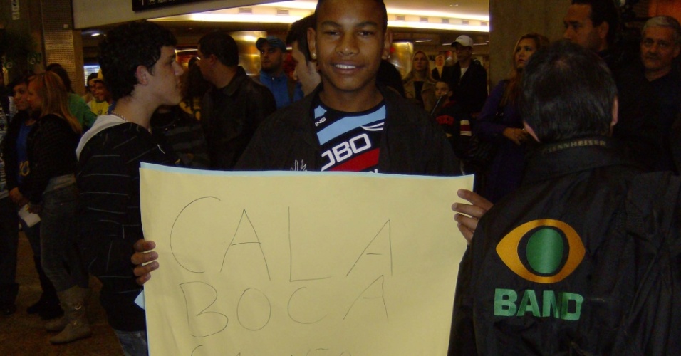 Garoto levanta cartaz com Cala Boca Galvao