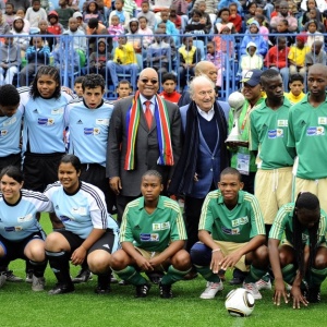 Presidentes da frica do Sul, Jacob Zuma, e da FIFA, Joseph Blatter, abrem o 'Football for Hope'