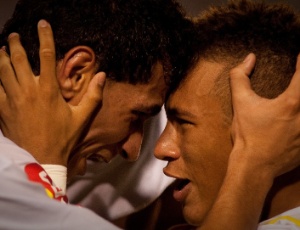 Ganso e Neymar se abraçam em jogo do Santos; destaques, os atletas poderiam jogar no Barça