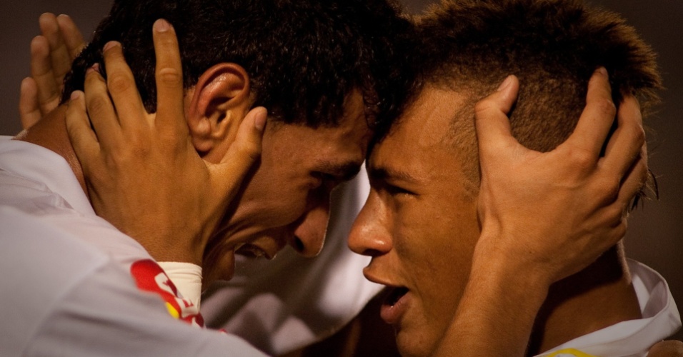 Ganso e Neymar se abraçam, pelo Santos