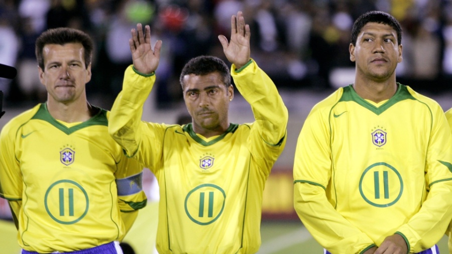 Marcio Santos, Dunga e Romário antes de uma das partidas de despedida do atacante - Mike Blake/Reuters