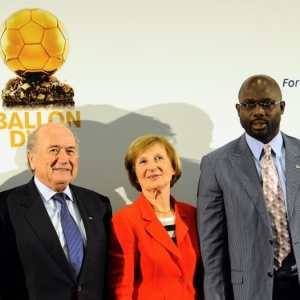 Joseph Blatter e o legendrio jogador africano George Weah em conferncia da Fifa