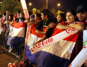 Torcedores esperam chegada da seleção paraguaia