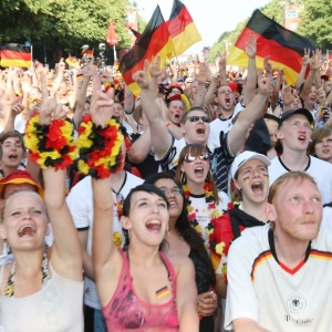 Torcedores alemes comemoram nas ruas de Berlim aps vitria de goleada sobre a Argentina