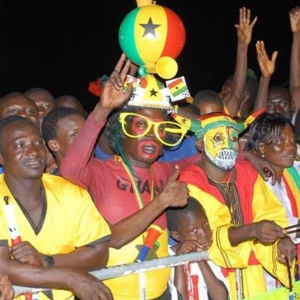 Com fantasias e bandeiras, torcedores esperam chegada da delegao de Gana, na capital Acra