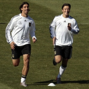 Alemes Sami Khedira (esq.) e Mesut Ozil correm em treinamento na frica do Sul