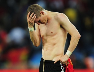 Schweinsteiger, estrela em 2010, deve manter seu posto no Brasil, mas precisa crescer na fase final