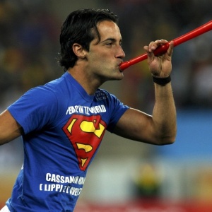 Com camisa do superman e vuvuzela, torcedor invade o campo na partida Alemanha x Espanha