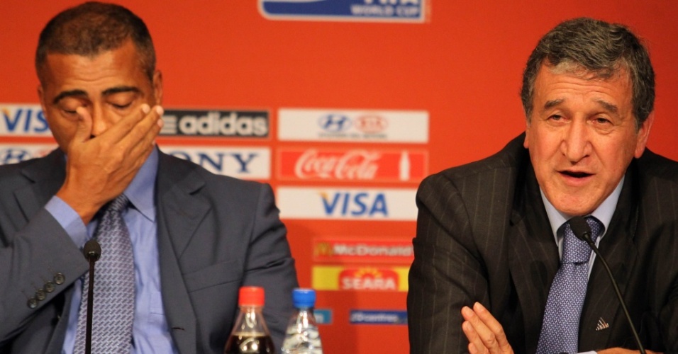 Carlos Alberto Parreira participa ao lado de Romário de evento de lançamento de logotipo da Copa de 2014