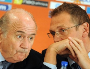 Joseph Blatter e Jrome Valcke ( dir.) j admitem que o futebol pode sofrer alteraes no futuro
