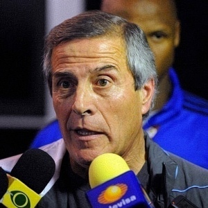 Oscar Tabrez, treinador do Uruguai, conversa com jornalistas