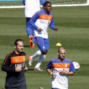 Durante o treino fechado, Sneijder (d) prolongou<br>seu trabalho fsico dois dias antes da final da Copa