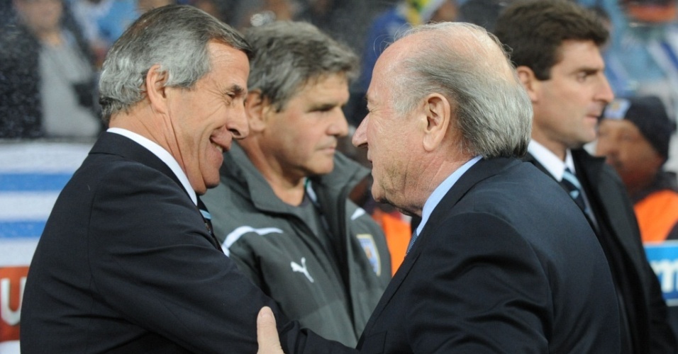 Tabárez cumprimenta Joseph Blatter em jogo de Uruguai x Alemanha