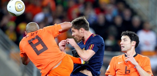 De Jong acerta o pé no peito do espanhol Xabi Alonso na partida mais dura da história das Copas