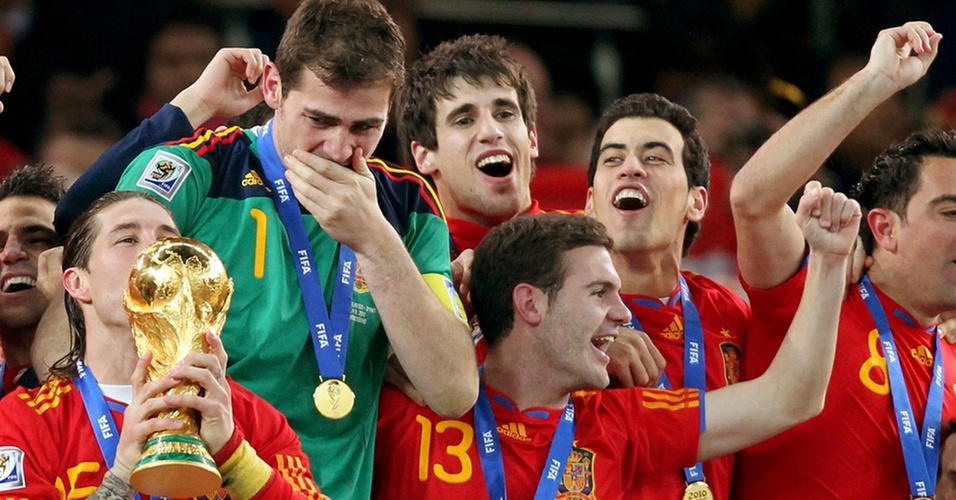 Jogadores espanhóis comemoram, Casillas chora e Sergio Ramos beija a taça Fifa