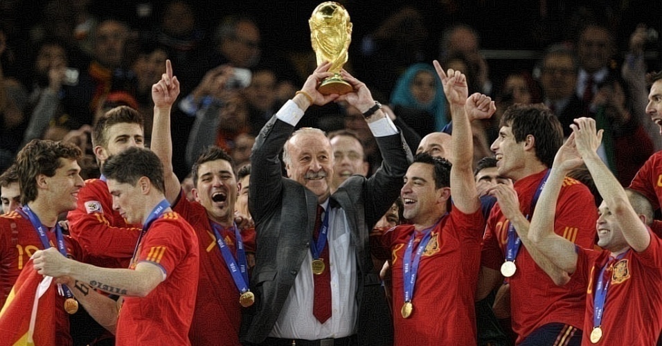 Vicente Del Bosque levanta a taça da Copa do Mundo