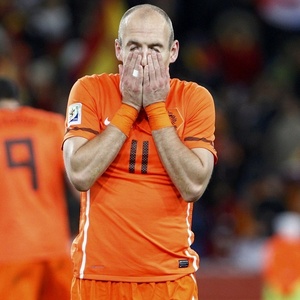 Arjen Robben lamenta perda do ttulo mundial para a Espanha no Soccer City, em Johanesburgo