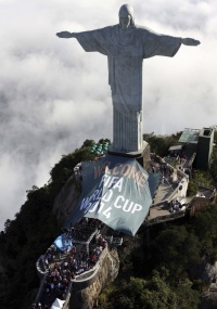 Mensagem de boas vindas  Copa-2014  colocada sob o Cristo Redentor no Rio de Janeiro