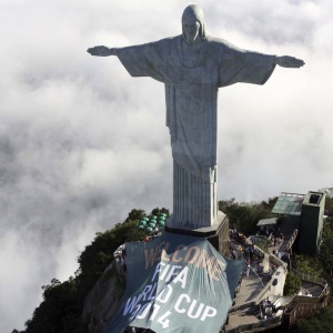 Boas vindas  Copa de 2014  exposta sob Cristo Redentor: comeou a festa nos cofres pblicos
