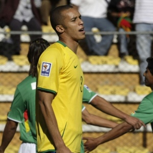 Miranda lamenta o gol do boliviano Helmut Gutierrez nas eliminatrias para a Copa de 2010