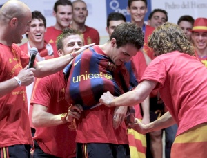 Puyol fora Fbregas a vestir camisa do Bara na comemorao da Espanha pelo ttulo da Copa